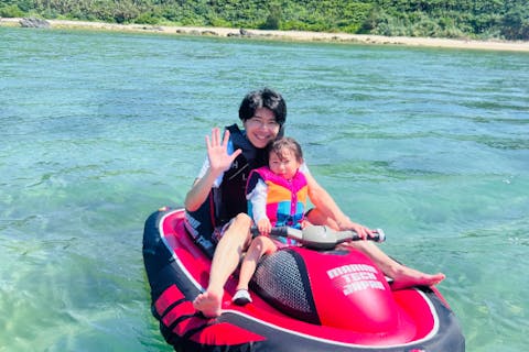【沖縄・今帰仁村・古宇利島】ドキドキ！ワクワク！免許いらず！お子様も運転OK！小さな運転手も大活躍♪アクアクルーザーで海を大冒険!
