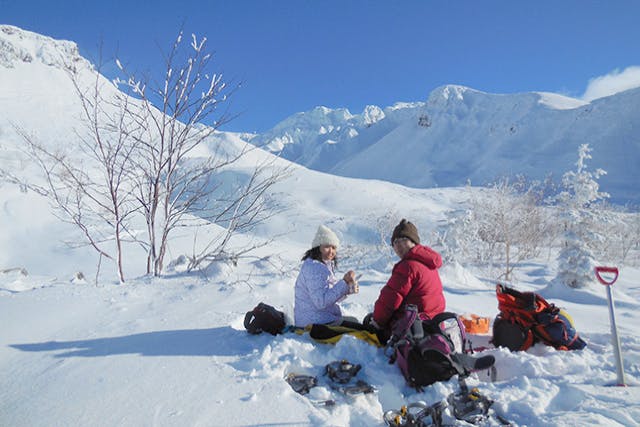 【北海道・美瑛・スノーシュー】雪の岩山をハイキング！～十勝岳安政火口コース～　安心安全なプライベートツアー