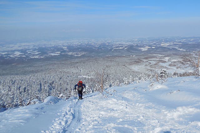 【北海道・スノートレッキング】原生林も尾根も歩いて雪山を満喫！～三段山コース（冬山登山）～安心安全なプライベートツアー