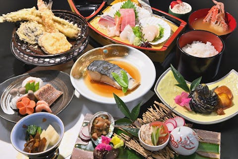 【神奈川・横浜・屋形船】情緒あふれる屋形船で満喫。横浜港乗合クルーズ8品コース（しおさい御膳）