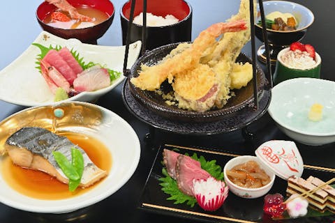 【神奈川・横浜・屋形船】憧れの屋形船を手軽に楽しむ。横浜港乗合クルーズ6品コース（あさなぎ御膳）