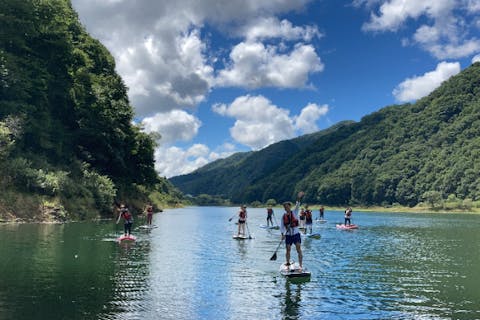 岐阜・白川郷・SUP】飛騨の奥地！大きな水瓶 ”御母衣湖”でSUP体験☆｜アソビュー！