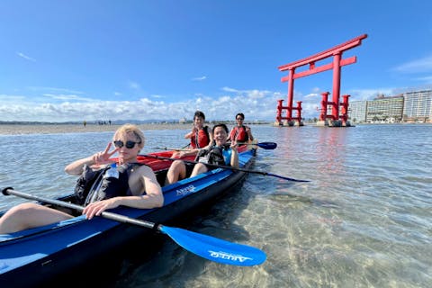 【浜松・浜名湖・シーカヤック】集合場所はJR駅から徒歩3分！赤い大鳥居がある無人島体験ツアー