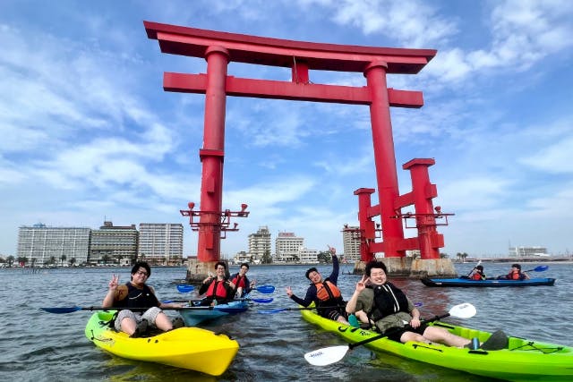 【浜松・浜名湖・シーカヤック】集合はJR駅から徒歩3分！赤い大鳥居がある無人島体験ツアー