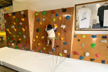 埼玉・川越・ボルダリング】ミニキッズウォール完備！はじめての