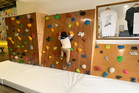 【埼玉・川越・ボルダリング】ミニキッズウォール完備！はじめてのボルダリング体験