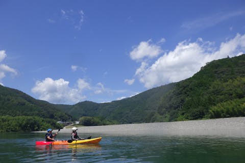 【高知・日高村・リバーカヤック】仁淀ブルーで水遊びしよう！リバーカヤックツアー