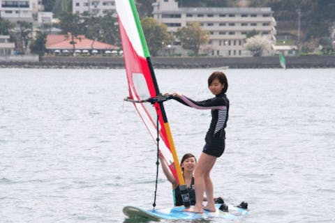 【神奈川・逗子・ウインドサーフィン】初心者からOK！老舗スクールでウインドサーフィン半日体験