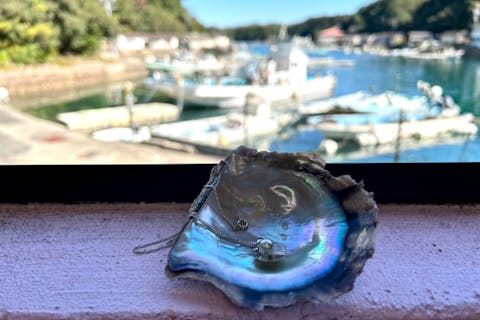 【三重・伊勢志摩・アクセサリー作り】海に浮かぶ筏で真珠取り出し体験＆アクセサリー作り体験