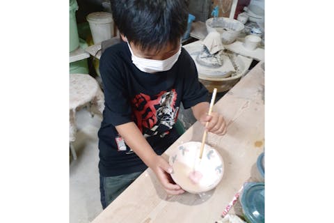 【熊本・天草・絵付け】潮の香りと波の音が聞える工房で思い出の絵付け体験を。