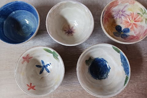 【熊本・天草・絵付け】潮の香りと波の音が聞える工房で思い出の絵付け体験を。