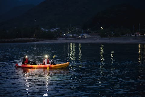 【三重・尾鷲市・シーカヤック】夜の海で圧倒的な自然体験！シーカヤック夜光虫ナイトツアー（初級～中級向けミニ講習付き）