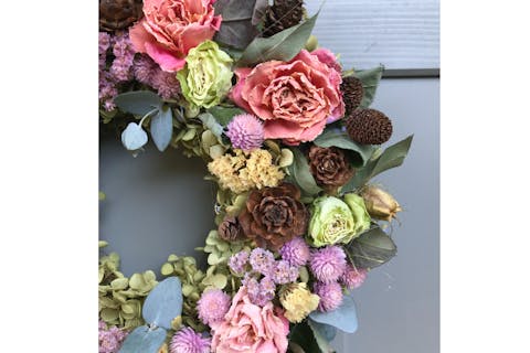 【熊本・南阿蘇・ドライフラワーのリースづくり】初心者でも安心！道の駅から車で3分！ドライフラワーのバラを使ったリースづくり体験（材料費・講習費込）