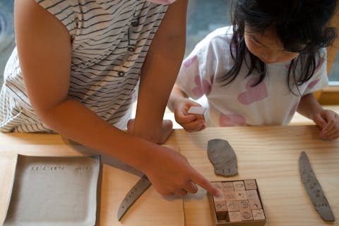 【東京・等々力・手びねり】親子で一緒に参加できる陶芸体験！板皿（1‐2個）