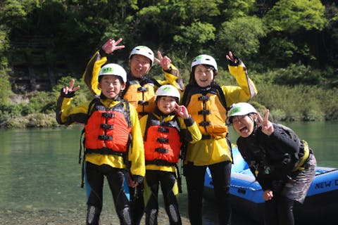 【吉野川・ファミリーラフティング】スリル＆笑顔満載！小学生から参加できる家族向けラフティング