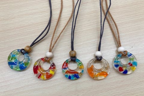 【沖縄・石垣・琉球ガラス】旅の思い出作り！琉球ガラスと星砂の丸型ペンダント1個