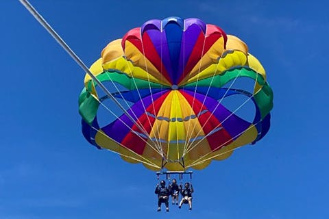 【沖縄・北谷・パラセーリング】沖縄の空と海を同時に味わおう！パラセーリング体験