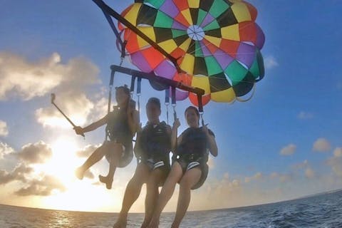 【沖縄・北谷・パラセーリング】嬉しい貸切プラン！サンセットパラセーリング