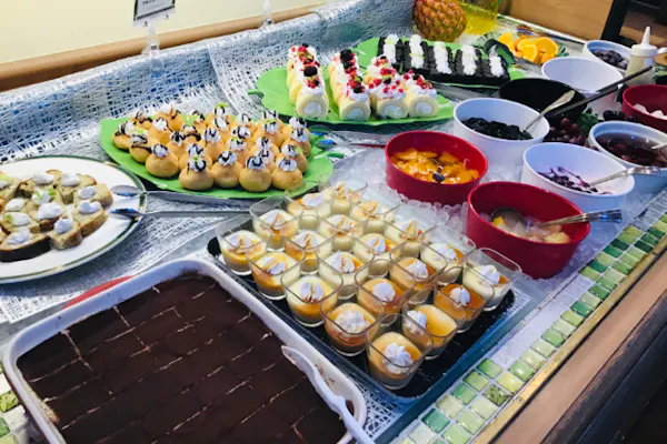 千葉 海浜幕張 ビュッフェ 自家製ローストビーフも食べ放題 平日時間無制限 土日祝９０分時間制 ランチビュッフェ アソビュー