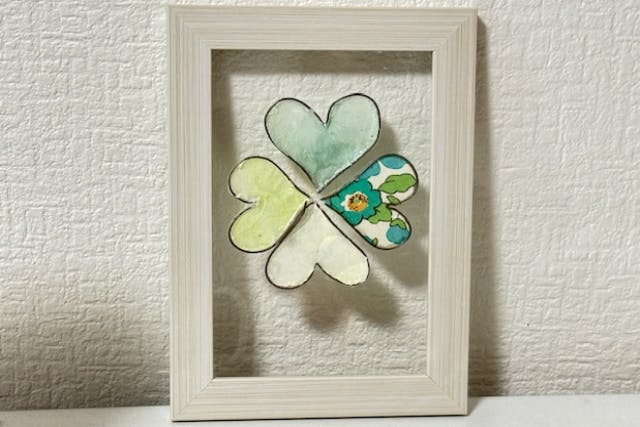 【宮城・仙台駅徒歩圏内・ステンドフラワー】まるでステンドグラス！本物のお花(プリザーブドフラワー)を使ったアート、ステンドフラワー製作体験「伝統のリバティープリント使用のクローバー 」（1個）