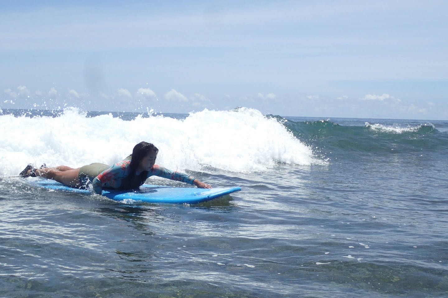 【沖縄・恩納村・サーフィン体験】ガイドはサーフィン歴15年以上！サーフィン体験（10/11～英語対応のみ）