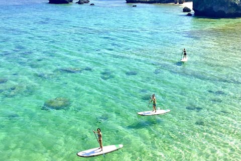 【沖縄・中部・SUP】ダイナミックな地形を眺めながら水上散歩！SUPツアー