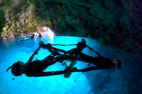 【沖縄・読谷村・シュノーケリング】完全貸切ツアーで楽しむ青の洞窟シュノーケリング