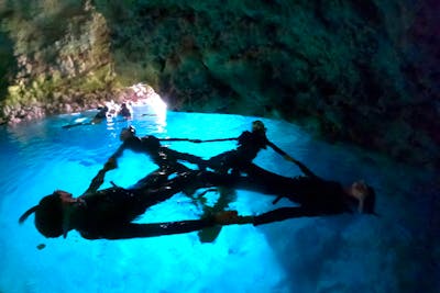 沖縄・読谷村・シュノーケリング】完全貸切ツアーで楽しむ青の洞窟