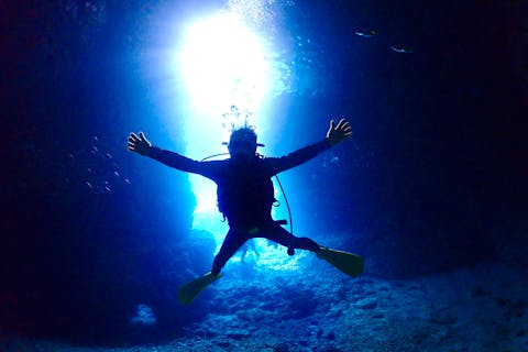 【沖縄・読谷村・体験ダイビング】完全貸切！青の洞窟体験ダイビング＆ちゅら海SUP