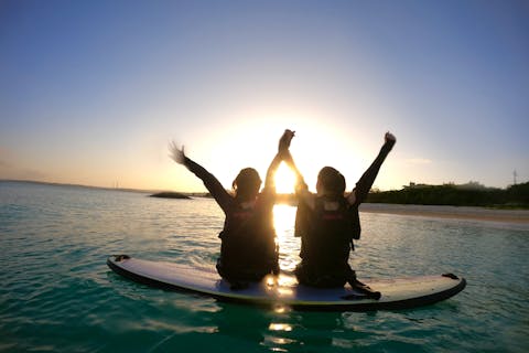【沖縄・読谷村・SUP】茜色に染まる海の上で美しい夕陽を眺める！サンセットSUP