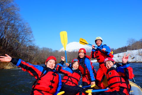 【北海道・ニセコ・ラフティング】春限定の雪解け水で楽しむ激流ラフティングでスリル満点の爽快体験！初心者の方でも大丈夫！