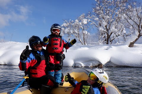 【北海道・ニセコ・冬のラフティング】一面の銀世界の中でゆったりと川を下ります。
