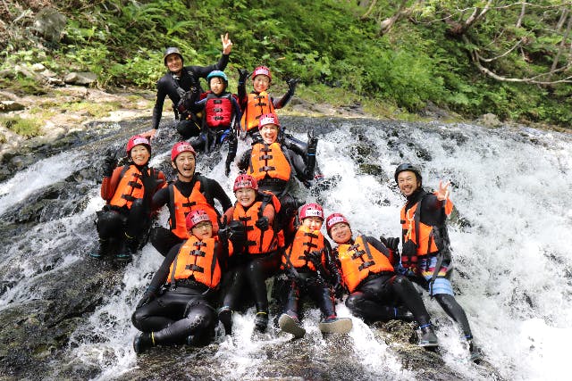 【北海道・ニセコ・キャニオニング】ワイルドな川遊び！夏のニセコでキャニオニング