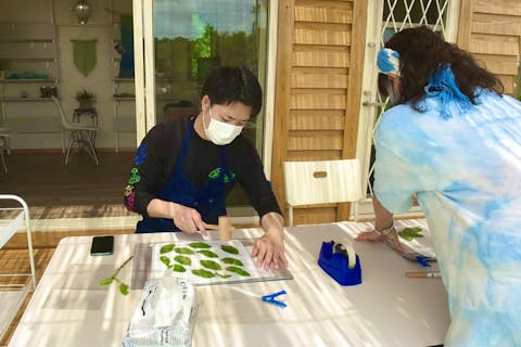 【三重・志摩・藍染め体験】たで藍の葉で可愛い葉っぱのデザインを♪たたき染め体験