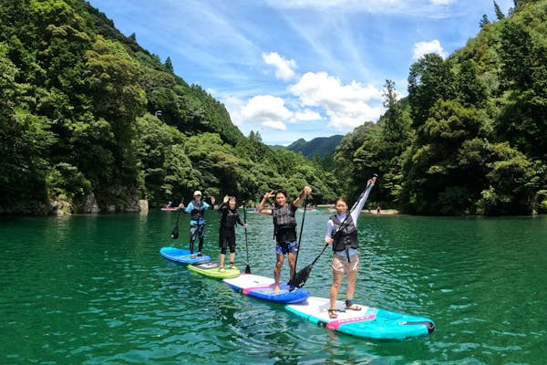 高知 ・仁淀川・SUP】仁淀ブルーに1番近い場所でSUP体験、女子旅にもオススメ!GoPro撮影あり。スタッフ全員が有資格インストラクター。3歳～OK、仁淀川町エリア唯一の愛犬とのドッグSUP対応店!｜アソビュー！