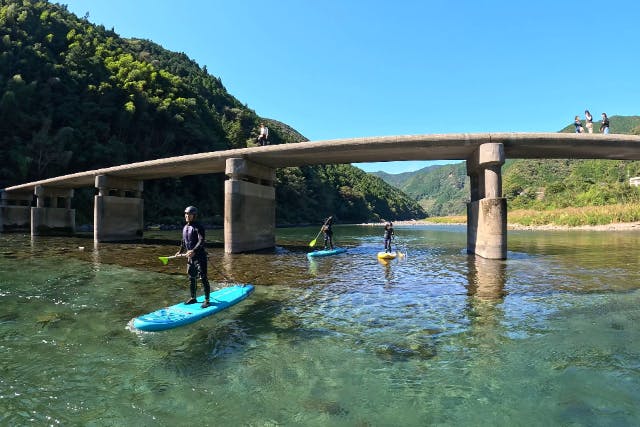 【高知・仁淀川・SUP】春秋限定プラン!! SUPで仁淀川をスリリング川下り体験 （SUP経験1回以上のかた対象）