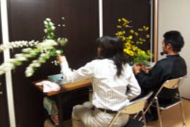 【広島県・広島市・生け花】日本ならではのお花の芸術に触れよう！本格華道体験コース