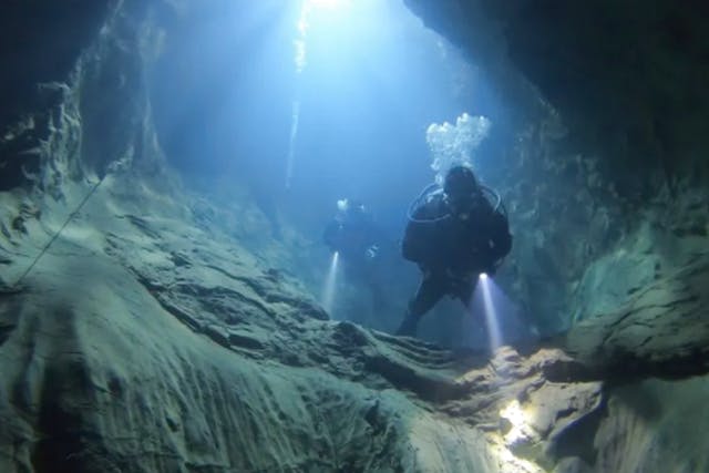 【大分・豊後大野・体験ダイビング】神秘的な稲積水中鍾乳洞で青の洞窟体験ダイビング
