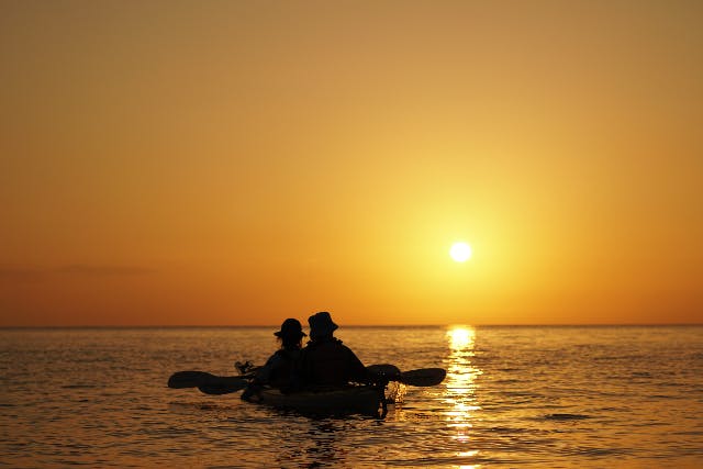 【沖縄・今帰仁・シーカヤック】海に沈む夕日を眺めよう！サンセットクルージング