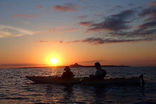 【沖縄・今帰仁・シーカヤック】海に沈む夕日を眺めよう！サンセットクルージング
