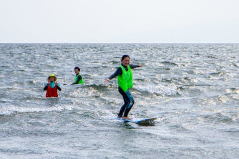 【神奈川・藤沢・サーフィン体験】《団体割》4名様以上で　海まで1分　初心者・遅めデビューでも安心！少人数制のサーフィン体験！