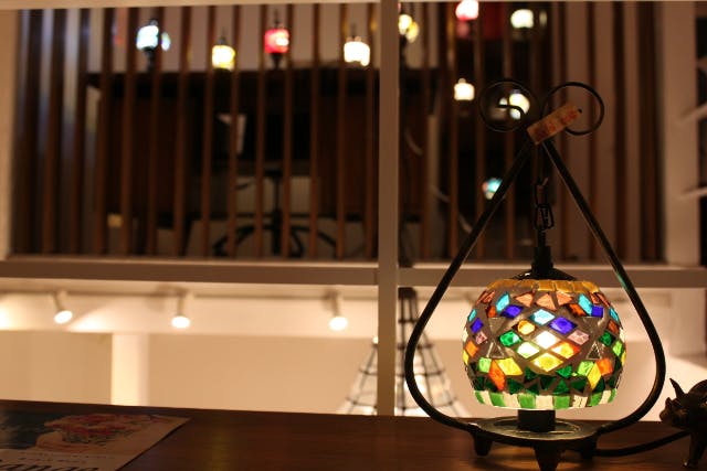 【鳥取・米子・手作りランプ】オリエンタルな金具が人気のトルコモザイクくるりんランプ