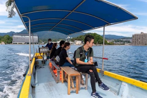 【広島・廿日市・漁業】海上に浮かぶかき筏に接近！漁場見学＆厳島神社沖遊覧体験