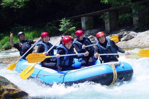 【群馬・みなかみ・ラフティング】パドルを漕いで利根川の激流を下るラフティング体験