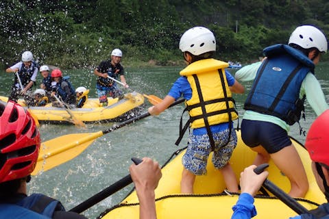 【3歳～OK】仁淀川ラフティング 夏休み企画、えびカニ漁もやっている、泳いで跳んで魚すくって！ゲストに合ったツアーメニューで仁淀ブルーを遊びつくそう！