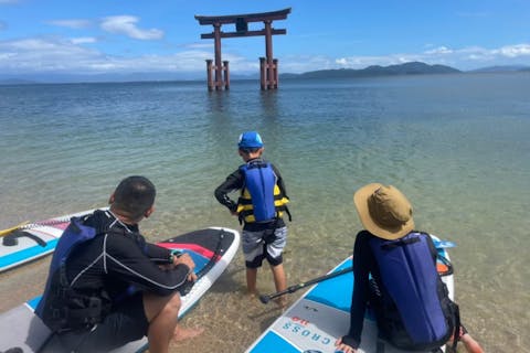 【滋賀・びわ湖・SUP】白鬚神社の大鳥居を一番近くで堪能！透明度抜群の水、絶景広がるSUP体験