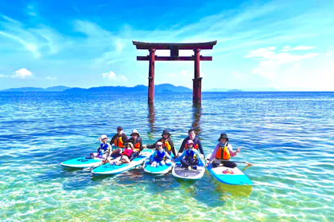 【滋賀・びわ湖・SUP】白鬚神社の大鳥居を一番近くで堪能！透明度抜群の水、絶景広がるSUP体験