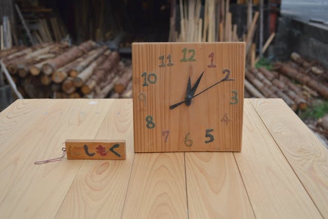 【岡山・美作・木工教室】カラフルなおがくずで楽しく作る！時計＆キーホルダー各1個