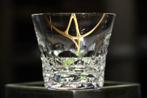 【東京・表参道・日本の伝統文化】器の接着から金撒きまでを体験。金継ぎ体験