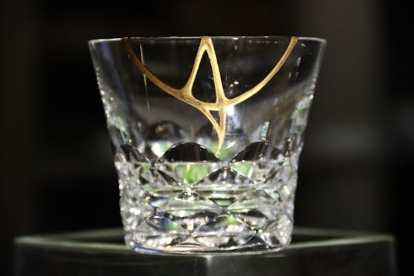 東京・表参道・日本の伝統文化】器の接着から金撒きまでを体験。金継ぎ